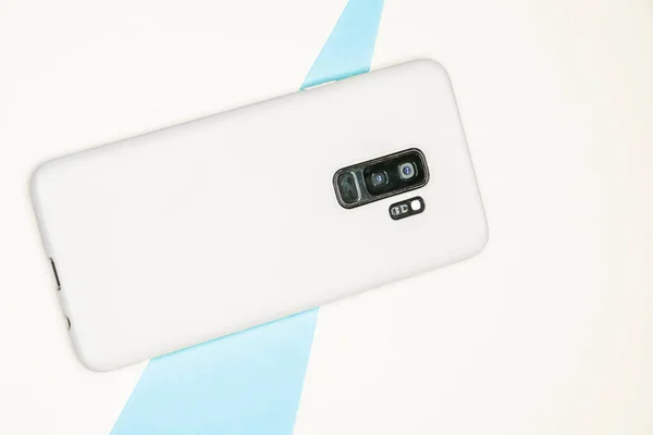 Sebuah Gambar Close Dari Smartphone Putih Biru Putih Kertas Permukaan — Stok Foto