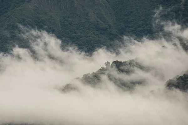 Una Vista Fascinante Las Montañas Cubiertas Verdes Nubes Esponjosas Parque —  Fotos de Stock