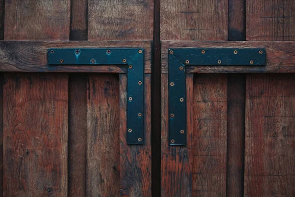 木製のドアの上に古い手作りのドアのヒンジの閉鎖 — ストック写真