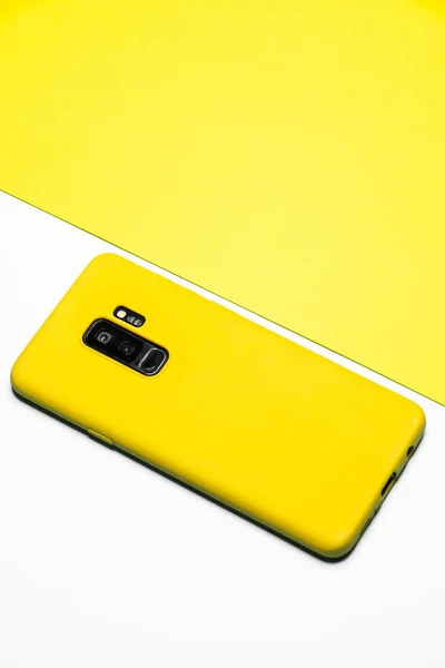 Sebuah Gambar Vertikal Dari Smartphone Putih Pada Permukaan Kertas Kuning — Stok Foto