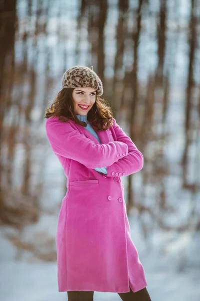 Uma Jovem Morena Neve Com Braços Cruzados Usando Casaco Rosa — Fotografia de Stock