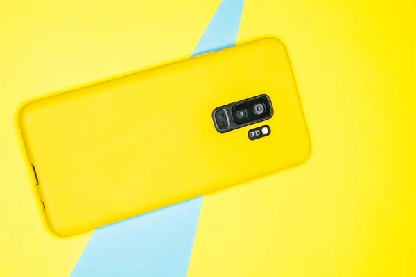 Renkli Bir Yüzey Üzerinde Sarı Bir Cep Telefonunun Yakın Çekim — Stok fotoğraf