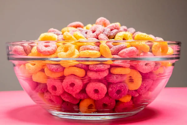 Primer Plano Anillos Cereales Colores Tazón Aislado Sobre Fondo Rosa — Foto de Stock