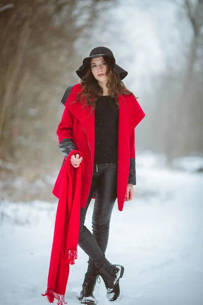 Een Volledig Lichaam Shot Van Een Jonge Brunette Meisje Dragen — Stockfoto