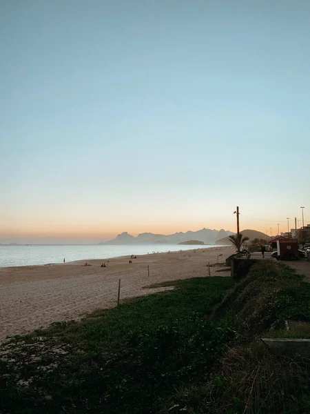 Tiro Vertical Praia Areia Oceano Nascer Sol — Fotografia de Stock