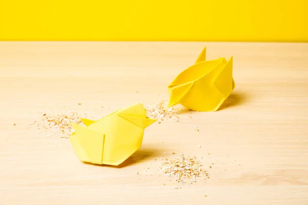 Origami Giallo Pulcini Con Avena Tavolo Legno Con Copyspace — Foto Stock