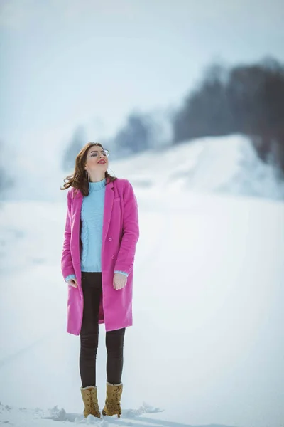 Полный Снимок Улыбающейся Брюнетки Очках Розовом Пальто Стоящем Снегу — стоковое фото