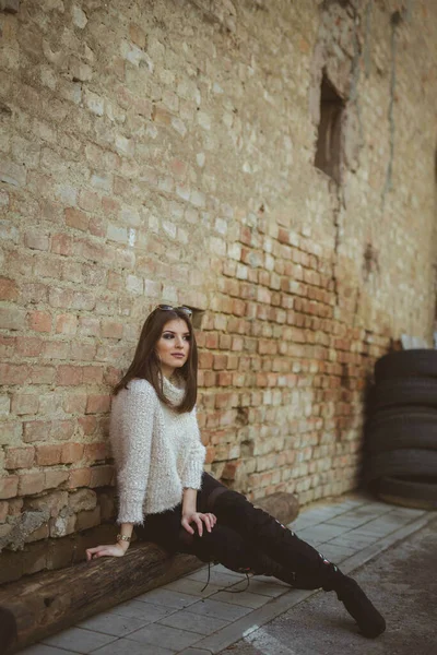 Femeie Brunetă Încrezătoare Purtând Pulover Gât Turtleneck Cizme Elegante Înalte — Fotografie, imagine de stoc