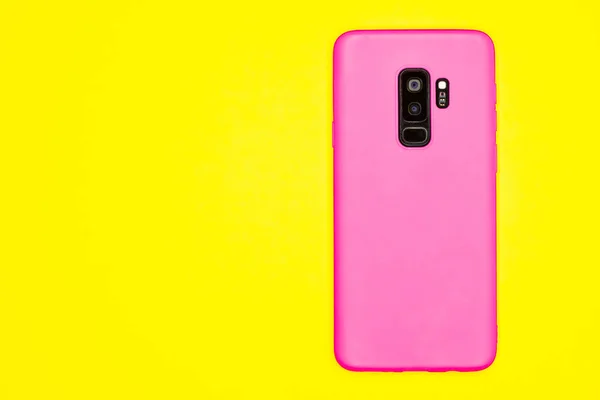 Primer Plano Teléfono Móvil Rosa Sobre Una Superficie Amarilla — Foto de Stock
