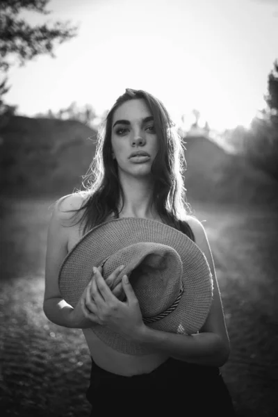 Attractive Bosnian Caucasian Woman Holding Cowboy Hat Grayscale — ストック写真