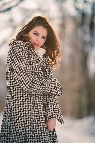 Portrait Young Smiling Brunette Girl Stylish Winter Outfit Posing Forest — Stockfoto