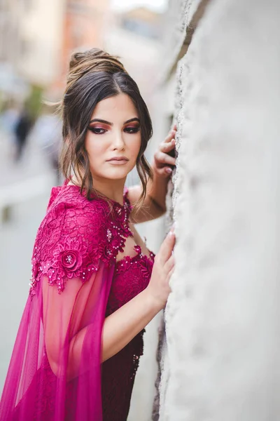 Vertical Shot White Caucasian Woman Posing Blurred Background — стокове фото