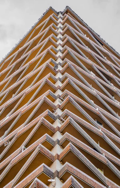 Plano Vertical Edificio Comercial Futurista Una Ciudad — Foto de Stock