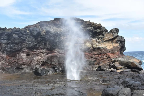 Die Nakalele Blowhole Die Aus Der Natürlichen Vulkanischen Felsenlandschaft Auf — Stockfoto