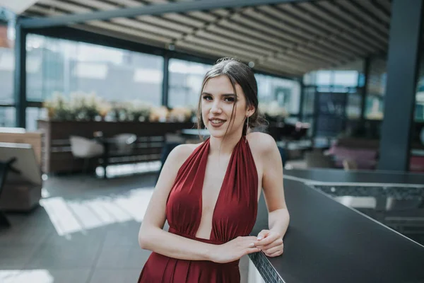 Una Hermosa Morena Sonriente Con Elegante Vestido Rojo Pie Café —  Fotos de Stock