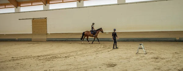 Panoramaaufnahme Eines Slowenischen Mädchens Auf Einem Pferd Einer Reithalle — Stockfoto