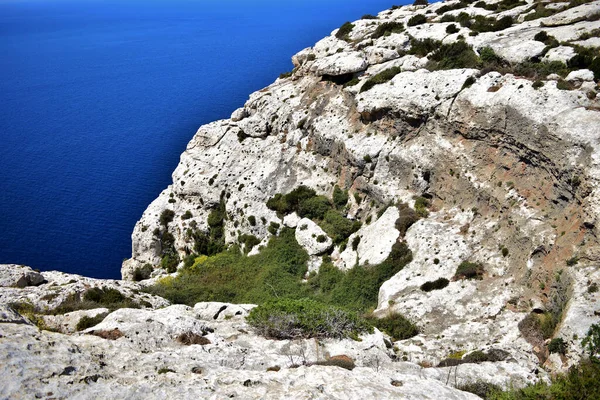 マルタ島の海岸沿いの崖に沿ってV字型の谷 — ストック写真