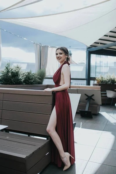 Una Hermosa Morena Sonriente Con Elegante Vestido Rojo Posando Café —  Fotos de Stock