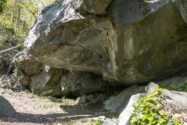 森の中の巨石に囲まれた道 — ストック写真