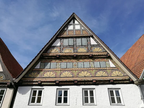 Een Vintage Oud Gebouw Beneden Een Blauwe Lucht Een Zonnige — Stockfoto