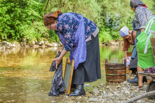 Domzale Slowenien Juni 2019 Alte Frauen Traditioneller Kleidung Waschen Sonnigen — Stockfoto