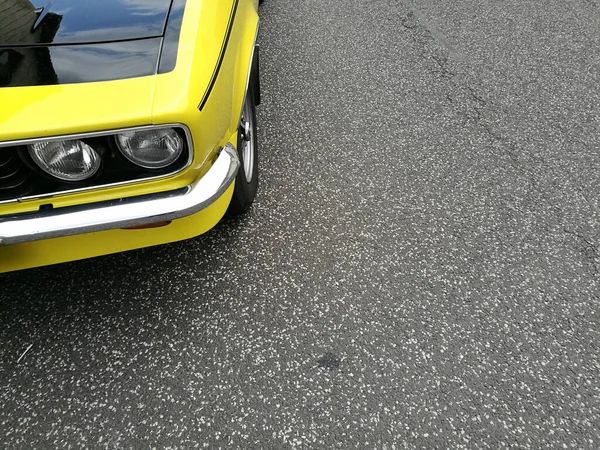 Ein Scheinwerfer Eines Antiken Gelben Autos — Stockfoto
