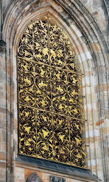Вертикальный Снимок Окна Собора Святого Вита Праге Чехия — стоковое фото