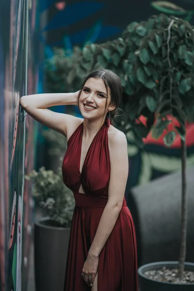 Вертикальний Кадр Прекрасної Сексуальної Кавказької Жінки Червоній Сукні Заднього Плану — стокове фото
