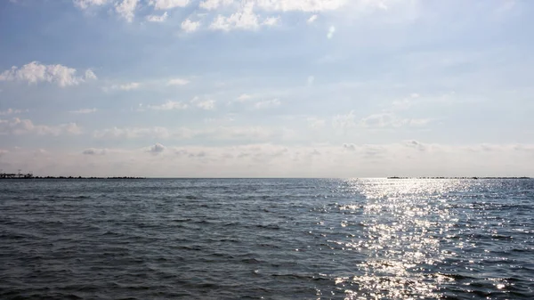 Die Reflexion Des Sonnenlichts Auf Der Meeresoberfläche — Stockfoto