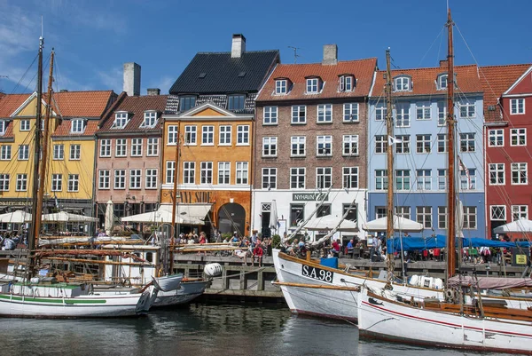 コペンハーゲン デンマーク 2013年6月6日 コペンハーゲンのランドマーク デンマークのニャーベンとセーリングボートのカラフルな家 — ストック写真