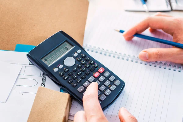 Крупный План Руки Человека Калькулятором Который Планирует Бюджет Офисе — стоковое фото