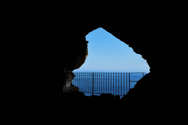 マルタ諸島の海岸崖の洞窟 ガール ハサン洞窟の中の写真 — ストック写真