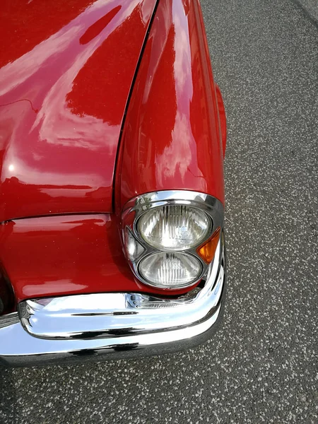 Disparo Vertical Faro Coche Rojo Antiguo — Foto de Stock