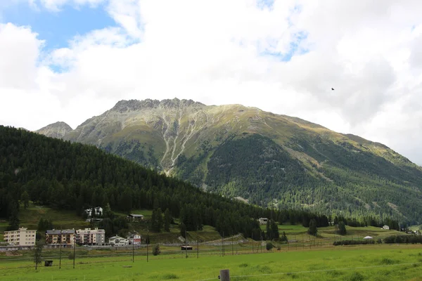 Ein Faszinierender Blick Auf Den Grünbedeckten Berg Der Unter Dem — Stockfoto