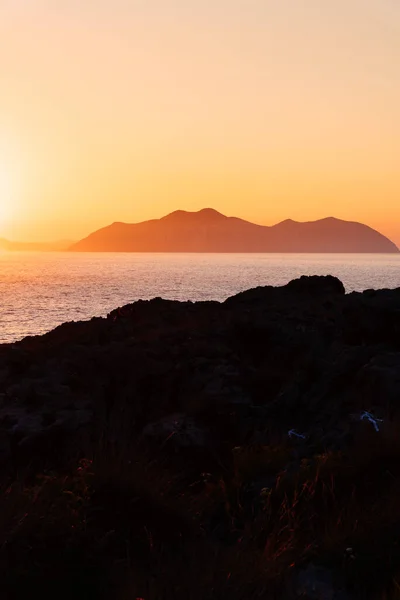 Beautiful View Cantabrian Sea Gleaming Bright Yellow Sunrays Sunset — Stock Photo, Image
