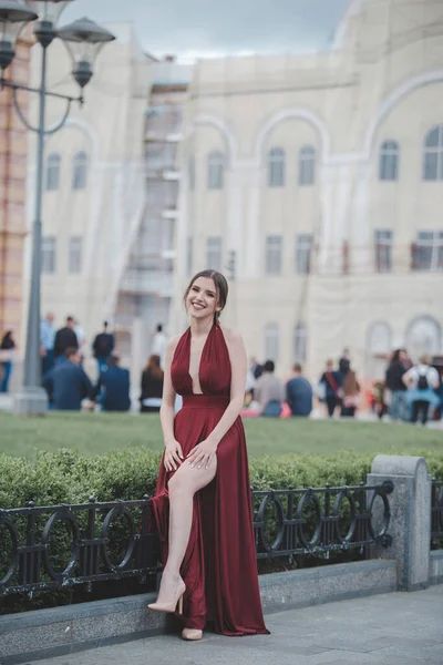 Tiro Corpo Inteiro Uma Mulher Morena Sorridente Vestido Vermelho Fantasia — Fotografia de Stock