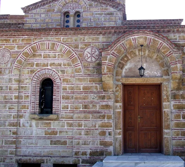 Detailní Záběr Starého Zděného Kostela Dřevěnými Dveřmi — Stock fotografie