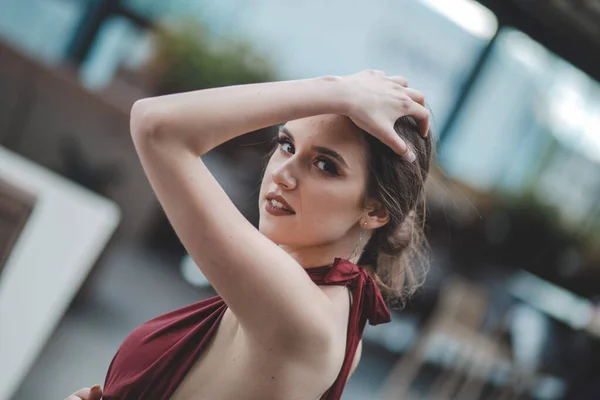 Tiro Foco Raso Uma Mulher Morena Sorridente Bonito Vestido Vermelho — Fotografia de Stock