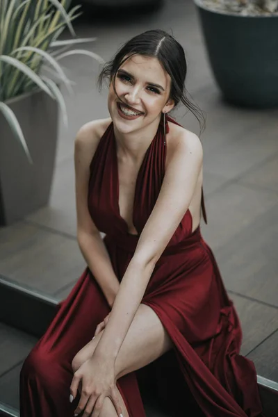 Vertical Shot Beautiful Sexy Caucasian Woman Red Backless Gown Sitting — 스톡 사진