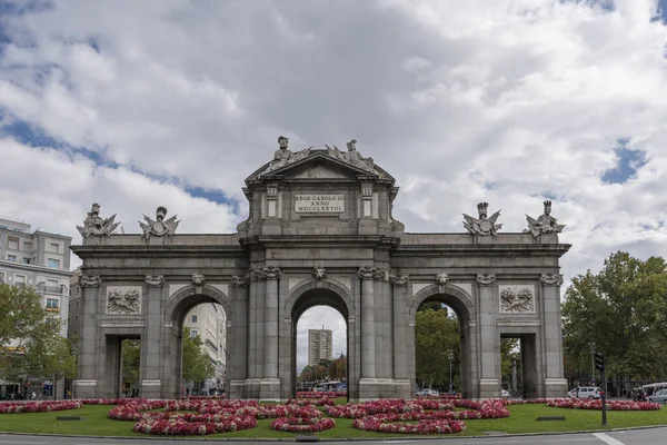 Madrid Spanien Mar 2019 Madrids Triumfbåge Med Blommor — Stockfoto