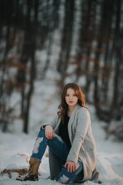 Uma Foto Foco Superficial Uma Mulher Morena Sentada Floresta Nevada — Fotografia de Stock