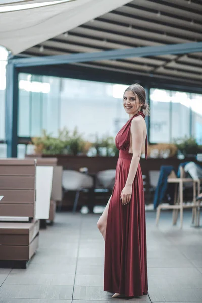 Una Bellissima Donna Bruna Sorridente Vestito Rosso Fantasia Posa Caffè — Foto Stock