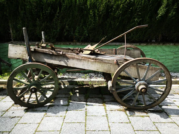 Een Oude Houten Kar Een Park — Stockfoto