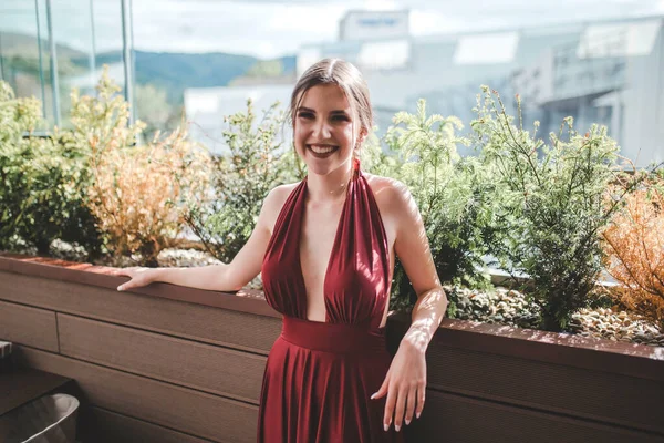 Uma Bela Mulher Morena Sorridente Vestido Vermelho Fantasia Café Livre — Fotografia de Stock