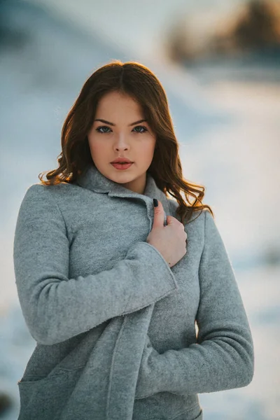 Een Oppervlakkige Focus Shot Van Een Leuke Brunette Vrouw Poseren — Stockfoto