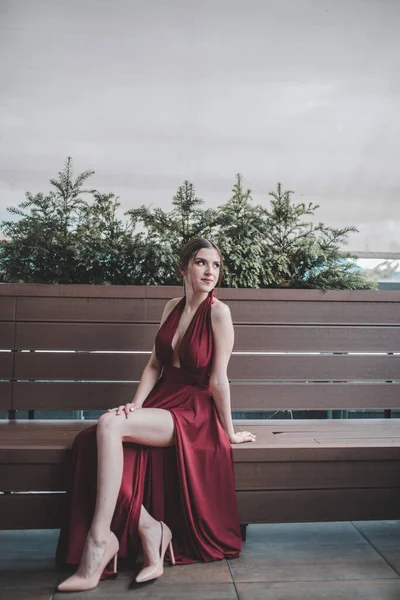 Beautiful Sexy Caucasian Woman Red Backless Gown Sitting Outdoor Cafe — 스톡 사진