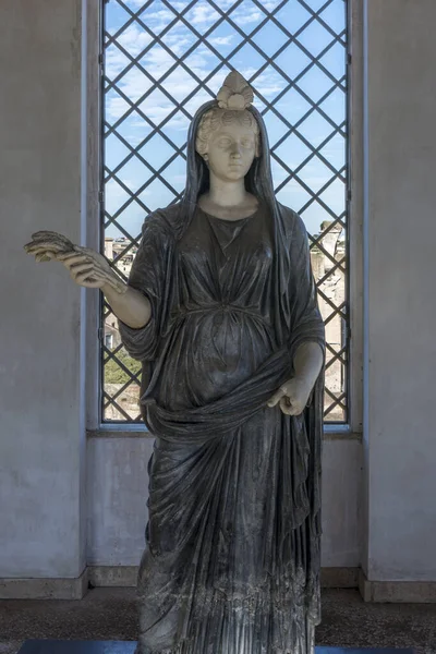 Rzym Włochy Mar 2018 Starożytna Rzeźba Kobiety Przed Oknem — Zdjęcie stockowe