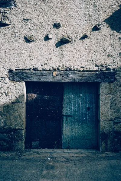 Eine Vertikale Einer Verwitterten Alten Metallischen Tür Eines Gebäudes — Stockfoto