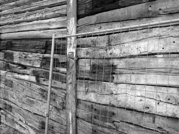 老旧木墙的灰度照片 — 图库照片