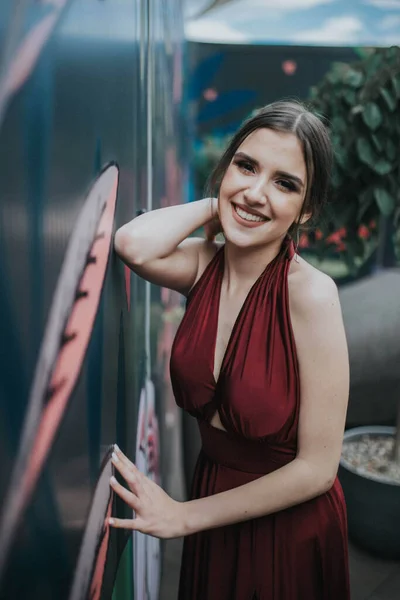 Tiro Vertical Bela Mulher Caucasiana Sexy Vestido Sem Costas Vermelho — Fotografia de Stock